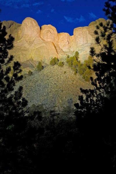 Lord, Fred 아티스트의 SD, Mount Rushmore lit at twilight 작품